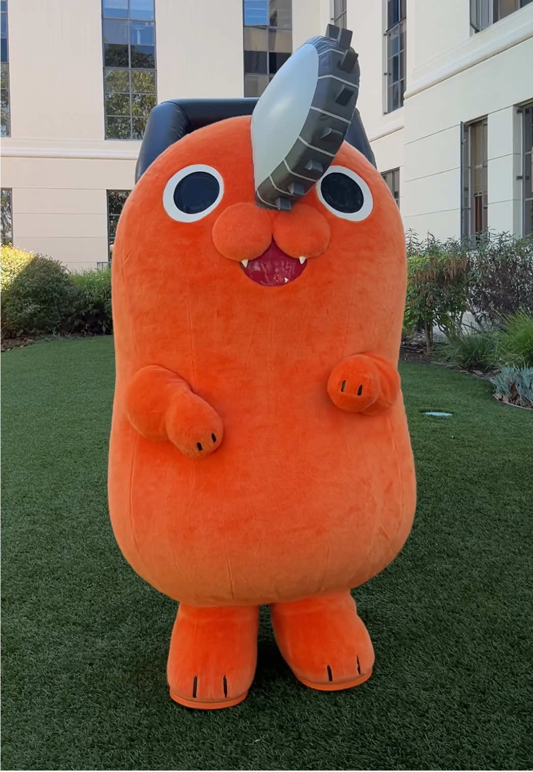 Demuéstranos que tienes el espíritu del Demonio Motosierra. 🕺🎵  Haz Dúo con Pochita, súbele el volúmen a #IrisOut y compra ya tus boletos para ver Chainsaw Man - La Película: Arco de Reze exclusivamente en cines. #ChainsawManPelícula