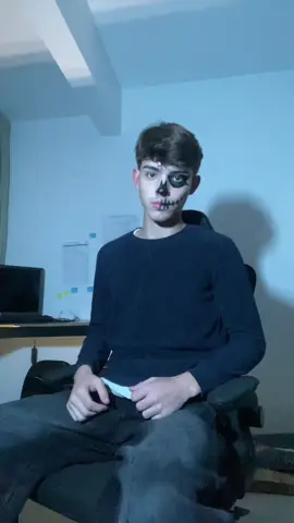transição de Halloween 💀 #fyp #halloweenmakeup 