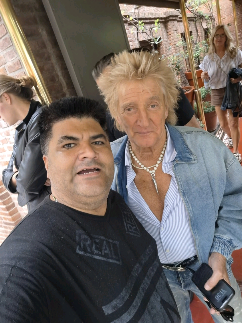 Ahora! Sir Rod Stewart junto a sus fans en el hotel Faena. #Rod #Stewart #FarandulaShow #Mestre #fans  @Rod Stewart 