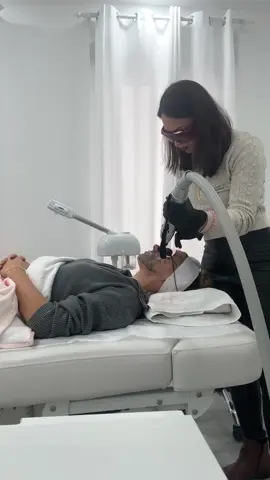 ✨ Carbon Peeling – Für reine, strahlende Haut! ✨ Das Carbon Peeling ist eine moderne Gesichtsbehandlung, bei der eine spezielle Kohlenstoffmaske mit dem Laser kombiniert wird. 💫 Sie reinigt die Poren tief, entfernt abgestorbene Hautzellen und reguliert die Talgproduktion. 🌿 Ideal bei: • Unreiner oder fettiger Haut • Großen Poren • Pickelmalen & Akne • Mattem, fahl wirkendem Teint Nach der Behandlung wirkt die Haut sofort frischer, glatter und ebenmäßiger. 💆‍♀️✨ 📲 Termin buchen: 0159 014 325 45 🌐 www.lovelybeautybonn.de #carbonpeeling #beautybonn #hautpflege #glattehaut #carbonpeelinglaser 
