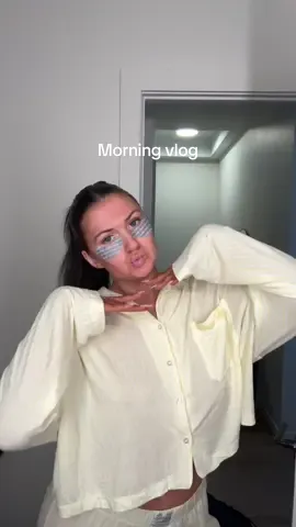 Slow mornings always @rhode skin @amika @THE OUAI @Divi Scalp & Hair Health #morningroutine #morningvlog #diml #boston 