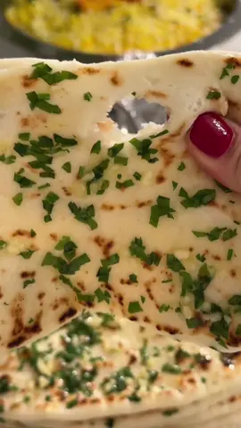 دجاج بالزبده وخبز النان بالثوم✨ masala butter chicken✨ صدور دجاج مقطعه  التتبيله ( ثوم زنجبيل زبادي ملح بهارات المسالا كركم كاري كزبره ) ونخليها في التتبيله اقل شي ساعه  في المقلى زيت وزبده   ونحمر قطع الدجاج على نار عاليه جداً وبعدين نشيلها على جنب  وبنفس المقلى زيت وزبده وبصل وثوم وكاجو ومعجون طماطم وطماطم مقشره وملح وبهارات المسالا وكركم وبابريكا  وبعدين نطحنها مع بعض ونرجعها بنفس المقلى  ونرجع عليها الدجاج ونضيف زبده وكريمة طبخ  خبز النان ثلاث ارباع كوب مويه  كوبين وربع دقيق  نص كوب زبادي  رشة ملح ورشة سكر وملعقه صغيره خميره  ملعقه كبيره زيت او سمنه  نعجنها ونخليها تتخمر اقل شي ساعه  نقسم العجينه ونفردها  الكميه هذي سوت لي ٨ خبزات  وبعد مانخلص كل الكميه  نضيف عليها خليط ( الزبده وكزبره والثوم )  وممكن بدون هذا الخليط اللي يناسبكم  وبالعافيه 