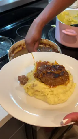 I love sunday dinner we eat at my house!!!! 