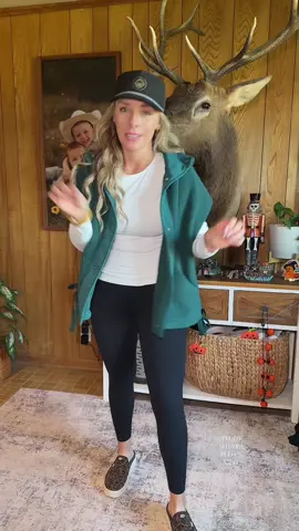 I LOVE this green 😍✨👏🏼 #vest #sherpa #tiktokshopcreatorpicks #fallfashion #fallstyle 