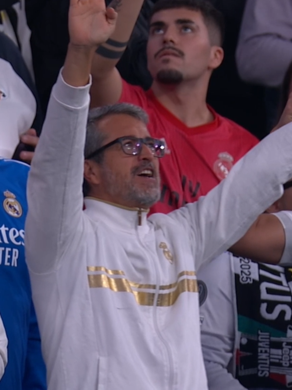 The atmosphere inside the Santiago Bernabéu is 𝐢𝐧𝐜𝐫𝐞𝐝𝐢𝐛𝐥𝐞 🤍 Just listen to the noise! ↳ UEFA Champions League. Live & Exclusive on Stan Sport. #StanSportAU #UCL #RealMadrid