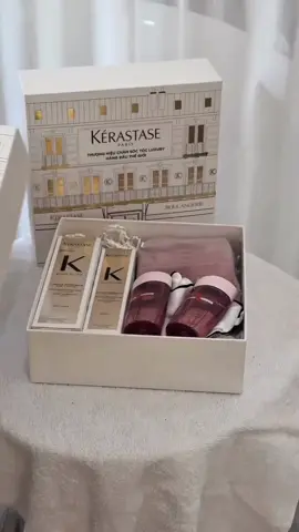 💝 HÀNG HOT VỪA VỀ – COMBO KÉRASTASE ELIXIR ULTIME PHIÊN BẢN GIỚI HẠN 💝 Các nàng ơi, set quà sang – xịn – mịn này vừa “cập bến” tại Myphamtocchinhhang.com và chắc chắn sẽ khiến mọi tín đồ Kérastase phải “rung rinh” 💫 ✨ Combo Dầu Dưỡng Nước Hoa Elixir Ultime – Phiên Bản Giới Hạn ✨ Sự kết hợp hoàn hảo giữa dưỡng – bảo vệ – hương thơm dành riêng cho mái tóc quý phái: 💛1 chai tinh dầu 75 ml Kerastase ultime huile oil 🧡 1 lõi tinh dầu refil Kerastase  🩷 2 chai gội 80 ml Kerastase Genesis  🩵 1 chiếc túi đựng đồ  trang điểm hồng xinh xắn 💚1 cột tóc lụa mềm mại  Inbox để sở hữu ngay Holiday Set này nàng nhé! 🌐 Website: myphamtocchinhhang.com 📞 Hotline: 0932 395 355 / 0971 979 355 📸 TikTok: tiktok.com/@myphamtocchinhhangcom 📘 Fanpage: facebook.com/myphamtocchinhhangcom #myphamtocchinhhangcom #hanhmyphamtoc #Kerastase #ElixirUltime #holidaysetsatsephora   