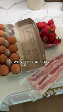 those Justin’s pb cups have me in a CHOKEHOLDDDDD 😫 #whatieatinaday #foodisfuel #balance #Vlog #alaniathlete 