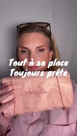 Pratique et compacte, cette trousse de maquillage se plie et se déplie en un clin d’œil. Chaque compartiment est détachable pour encore plus de facilité. Idéale pour garder tes essentiels bien rangés à la maison ou en voyage, sans rien oublier 🌼🌼🌼🌼🌼 #troussemaquillage #organisationbeaute #makeuptips #voyageessentiel #TikTokShop