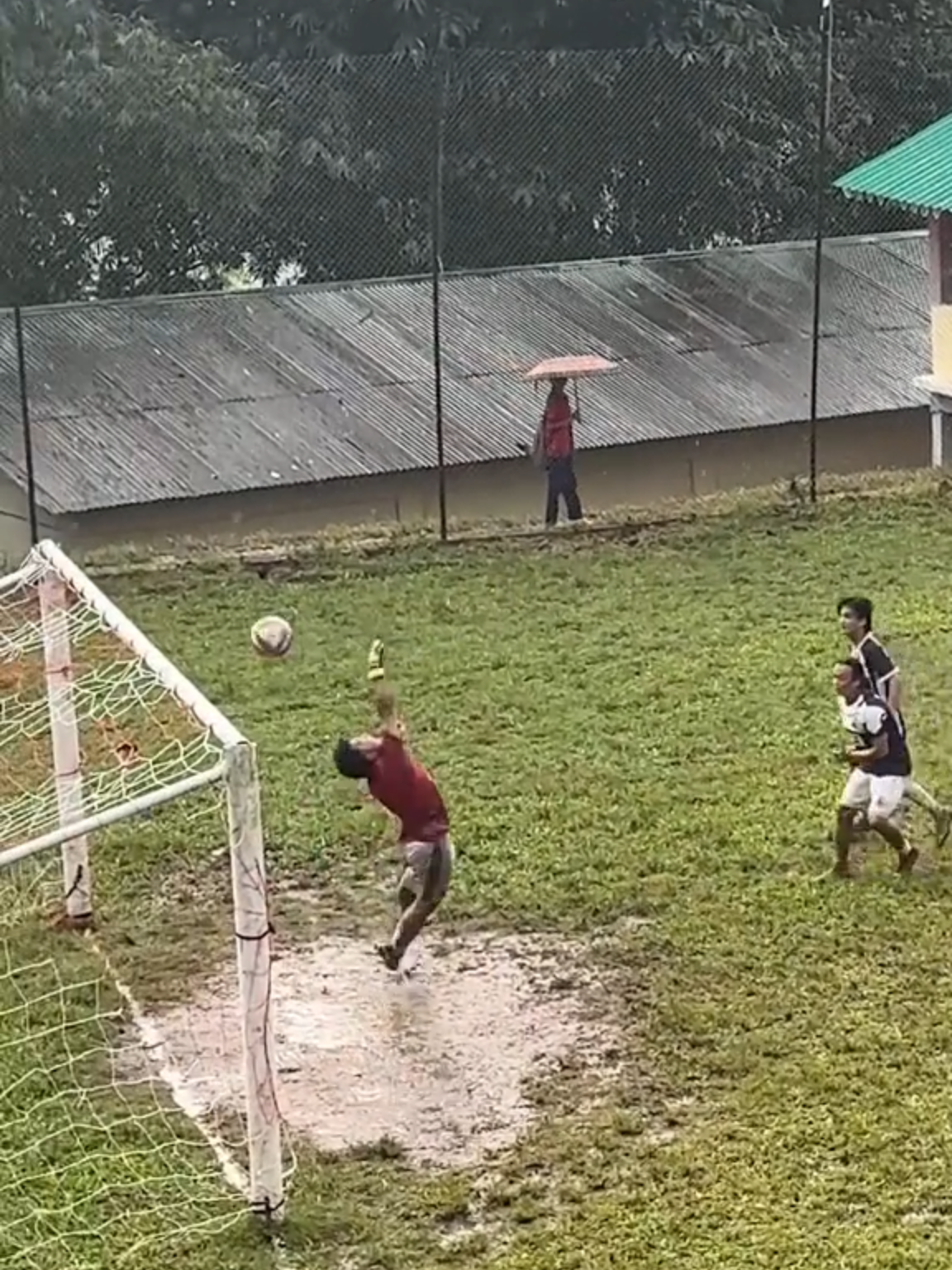 E esse Neuer aqui? 🤣 #futebol #football #meme #futebolmeme #futebolmemes #futebolmemesbrasil #footballtiktok #tiktoksports #tiktokesportes #memestiktok #footballedit #grassrootsfootball
