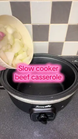 The easiest comfort food you’ll ever make.. STUNNNNINN COSY WARM RAINY DAY DISH 😋😋 #slowcooker #slowcookerrecipe  #casserole #beef #dishupdinnerwithme 