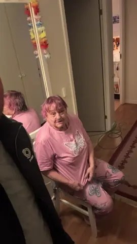 Världens bästa mormor marknadsför @temusweden orimligt passionerat?? 🤣❤️ #temu #foru 