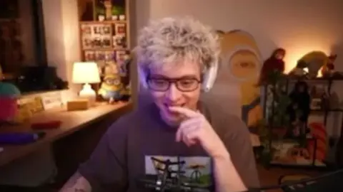 Мурз завозит @steepkop @Morphe @dangerlyoha #cs2 #dangerlyoha #денжерлёха #counterstrike #twitch Murzofix (настоящее имя — Аркадий Алехно) — блогер по игре Counter-Strike: Global Offensive (CS 2), стример и создатель контента. 