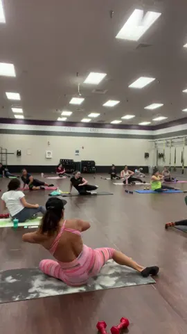 Pilates on the Mat 🏋🏽‍♀️ let’s go @Crunch Fitness 
