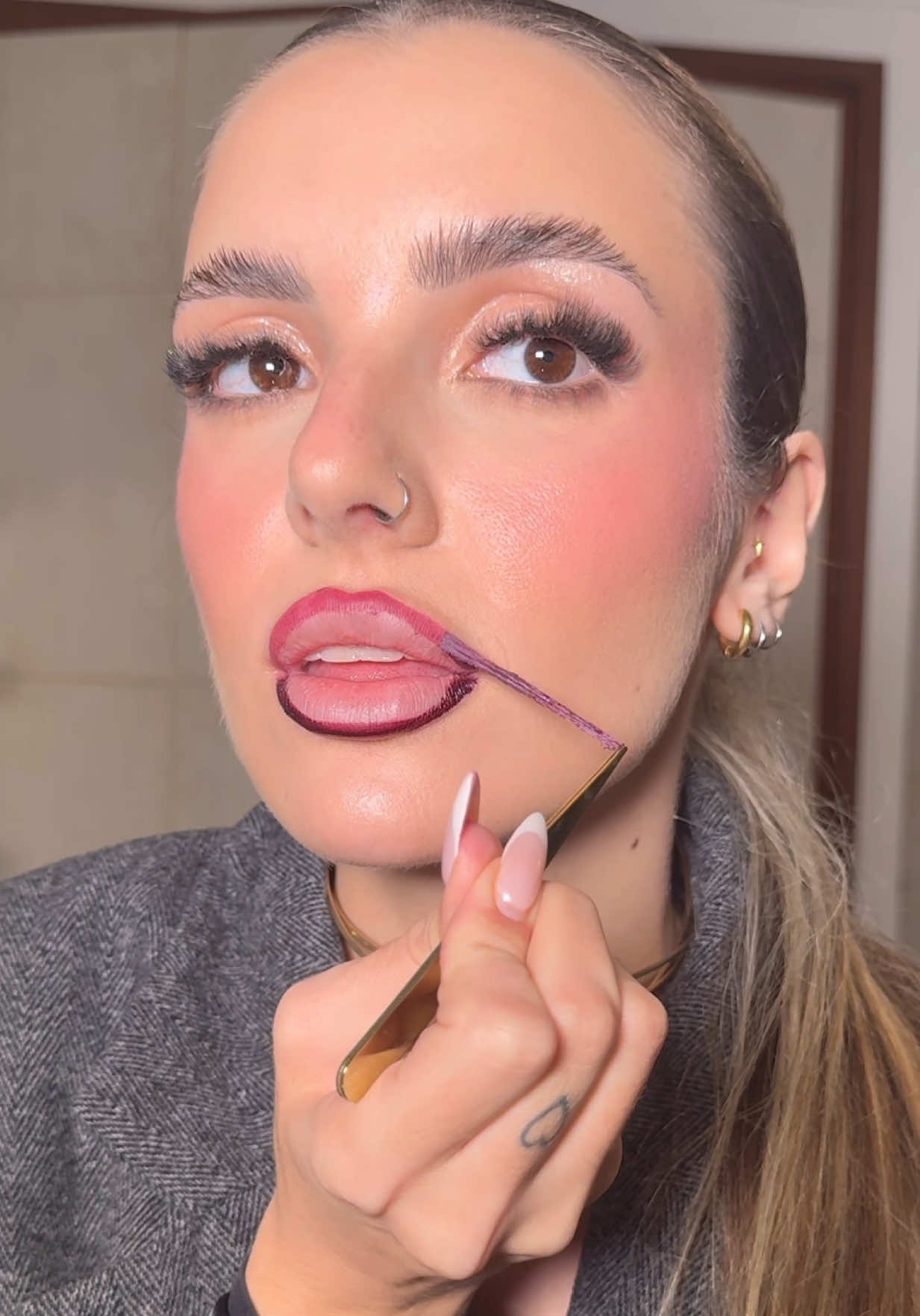 Já não precisas de andar com mais do que um produto de lábios na carteira! 🤩 A @Judydoll_official tem um 2 em 1: Peel Off Stain and Plumping Oil Duo 💕✨ #lipstain #lipoil #makeuptutorial #judydoll #maquilhagem 