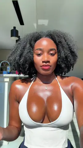 What did you guys put in this ??! SO GOOD! Did you see how glowy & moisturized my hands looked??! @ABI AMÉ 