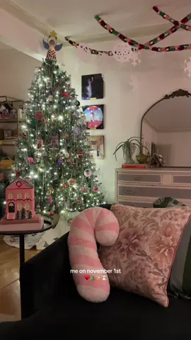 #christmas #holidayseason #holidaydecor #christmasdecor #apartmenttour 
