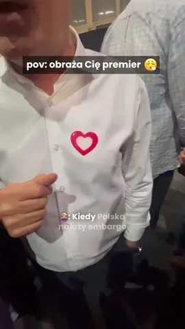 Dzień jak co dzień ✨ Donald Tusk lekceważy nie tylko prawo międzynarodowe, ale też obywateli.  Kiedy Asia Kita z Inicjatywy Wschód spokojnym tonem rozliczała premiera m.in. z Konwencji ONZ czy Traktatu handlu bronią (ATT), to Donald Tusk:  ‼️ zarzucił jej, że w przeciwieństwie do niej on „coś wie na ten temat”  ‼️ bagatelizował jej pytania mówiąc, że wcale nie chce jego odpowiedzi, tylko materiału, który będzie mogła wrzucić do sieci ‼️ umniejszał cierpieniu Palestyńczyków mówiąc, że „jak chce to może jechać do Donbasu i tam ratować ukraińskie dzieci”  Ten ostatni komentarz jest na tylu poziomach obrzydliwy… Oczywiście niestety tego typu skandaliczne słowa to nic nowego. Martyna Leśniak i Julia Keane z Global Movement to Gaza Poland zapytały wiceministra Bartoszewskiego o Gazę w trakcie odsłaniania pomnika jego ojca - więźnia Auschwitz. Kolejny raz powiedział, że „w Gazie nie ma ludobójstwa”. Kiedy Izrael łamie ustalenia zawieszenia broni nasz premier, wicepremier i szef MSZ oraz wiceminister MSZ są WSPÓŁWINNI. Polska - jako strona Konwencji ONZ w sprawie zapobiegania i karania zbrodni ludobójstwa - miała i ma obowiązek działać. Nie przestaniemy patrzeć politykom na ręce…