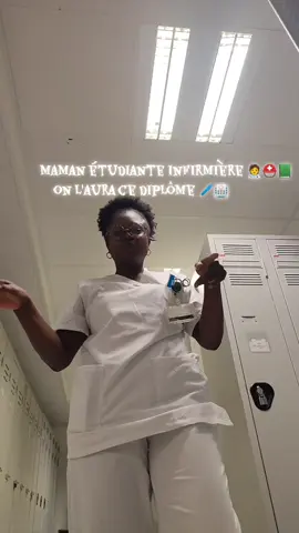 Les moments de doutes il yen aura mais ne baisse pas les bras... combien de fois j'ai pensé arrêter mais ce serai trop facile force à a nous restons focus  #soinsinfirmiers #etudianteinfirmière #stage 