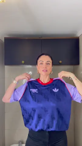 ¿Bancan ir a trabajar a un programa de streaming con camiseta de fútbol? ¿La de qué equipo me pongo la próxima? 👀 🤔  #Fútbol #streaming #arsenal #camisetas #UrbanStyle 