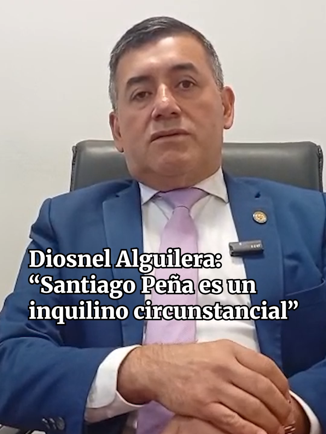 El diputado Diosnel Aguilera afirmó que “a nadie le pueden caber dudas de que quien tiene los hilos del poder en la República sigue siendo Horacio Cartes”. “Santiago Peña es un inquilino circunstancial, elegido por el presidente del Partido Colorado justamente por su incondicionalidad hacia él. Acá, el que pone la música sigue siendo Horacio Cartes”, aseveró.#EntrevistaÚH #ÚltimaHora