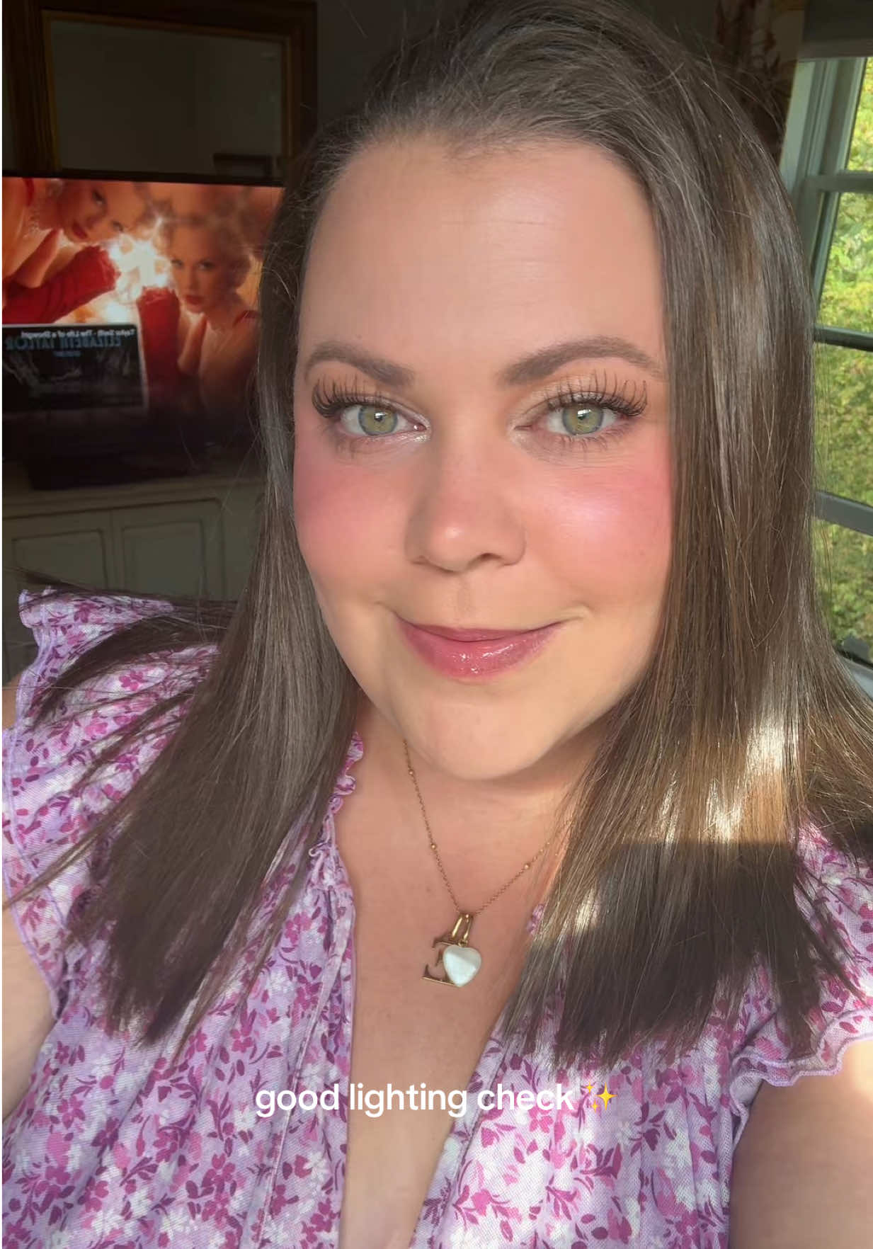 theres abt a 30 minute time frame during golden hour where my bedroom window gets good lighting & i always try to catch it after finishing my makeup 🤭 #goodlighting #goodlightingcheck #goldenhourglow #goldenhour #goldenhourskin 