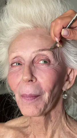 @Colleen Heidemann @Anastasia Beverly Hills Dibrow in Dark Brown