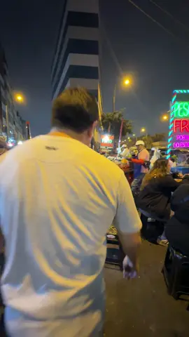 Caminando por el centro de lima nos topamos con un llamativo anuncio sobre un pescado frito en plena calle del centro de lima, asi que decidimos probarlo y ver que tal... #jhoaldri #centrodelima #comidacallejera #ChiclayoLima #pescadofrito