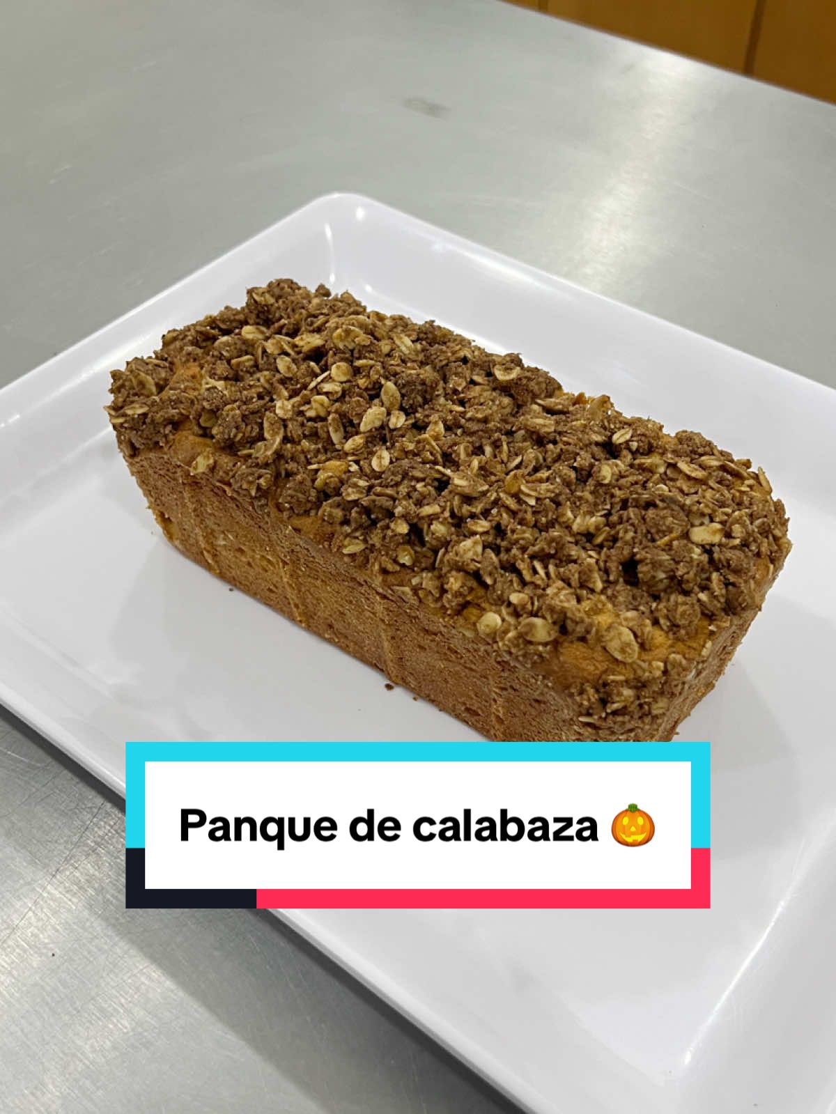 🎃✨ ¡El sabor del otoño llegó a Proveedora Gastronómica! ✨🎃 Acompaña a la Chef Susana y descubre cómo preparar un esponjoso y aromático panqué de Pumpkin Spice 🍂🧁 Perfecto para disfrutar con un cafecito o compartir en esta temporada llena de sabor y color 🍁☕ 👩‍🍳 ¡No te pierdas cada paso y anímate a hacerlo en casa! #ProveedoraGastronómica  #pumpkinspiceseason  #recetadetemporada  #panques 
