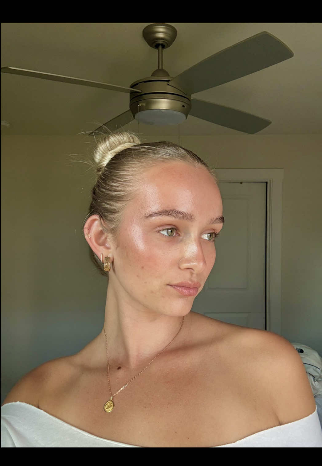 When the slick back is slicking and the glow is glowing 🤍#skincare #glowyskin #slickback ##glowyskincare##glowymakeupblush is @@rhode skinbronzer: @@Rare Beautyskincare: @@MERIT Beautyhighlighter: @@Diorbeauty