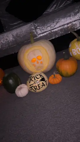 Smiles, pumpkins & autumn vibes 🍂🎃 #pumpkincarving #familytime #halloween #fyp 
