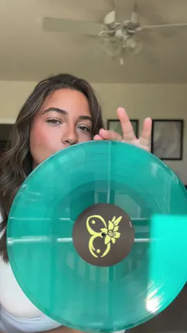 another day, another #Vinyl! 🌴  Tropicoqueta | Karol G 🧡 comment your fave song from the album below! 👇🏽 #LatinArtist #Music #VinylCollection #KarolG 