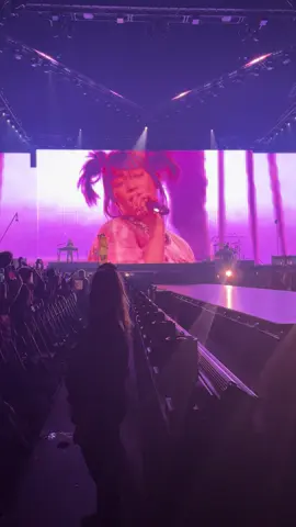 Billie singing Billie Bossa Nova in 2022! Loveeeee this song need this back on the set list immediately 🙏🏼 #billieeilish #billiebossanova #happierthanever #wwafawdwg #hmhas @BILLIE EILISH 