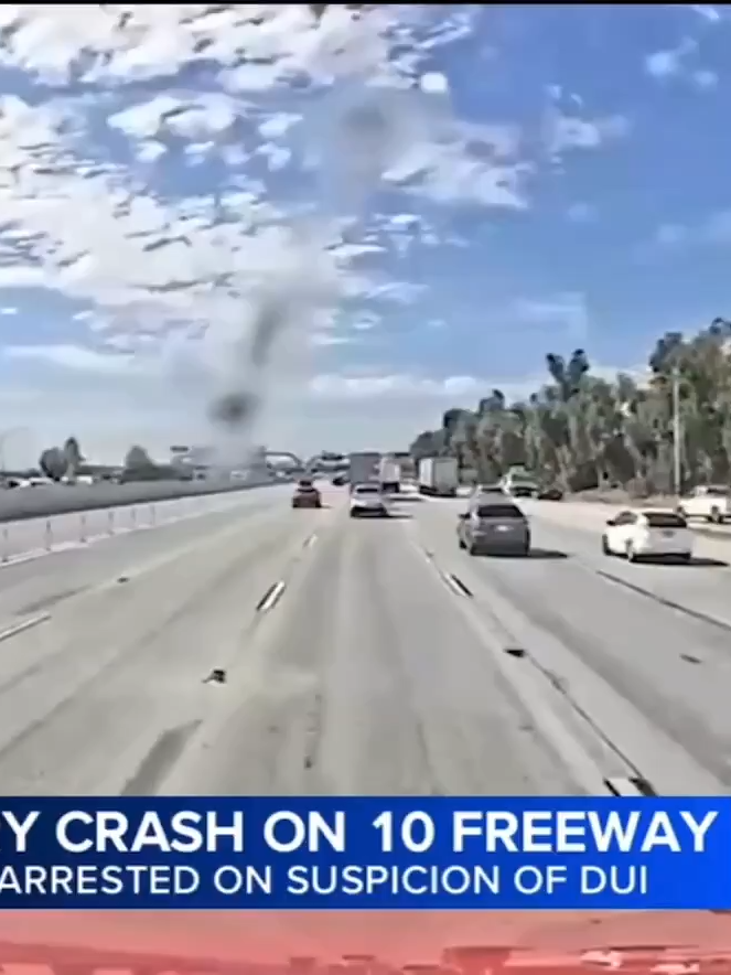 🚨🇺🇸 ÚLTIMA HORA: Conservadores exigen una investigación inmediata tras revelarse que el gobierno de Gavin Newsom otorgó una licencia CDL a un joven de 21 años involucrado en un terrible accidente en la autopista 10. Su identidad no ha sido revelada, generando aún más sospechas. California, una vez más, ignorando los estándares básicos de seguridad. 💥 La incompetencia progresista cobra vidas. #Noticias #UltimaHora #California