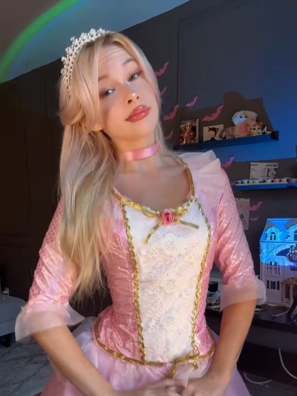 siga para mais 🩷💖 . . From pauper to princess Who else remembers this iconic dress? #halloweencostume #princessandthepauper #barbiemovies #costumeideas #sewing