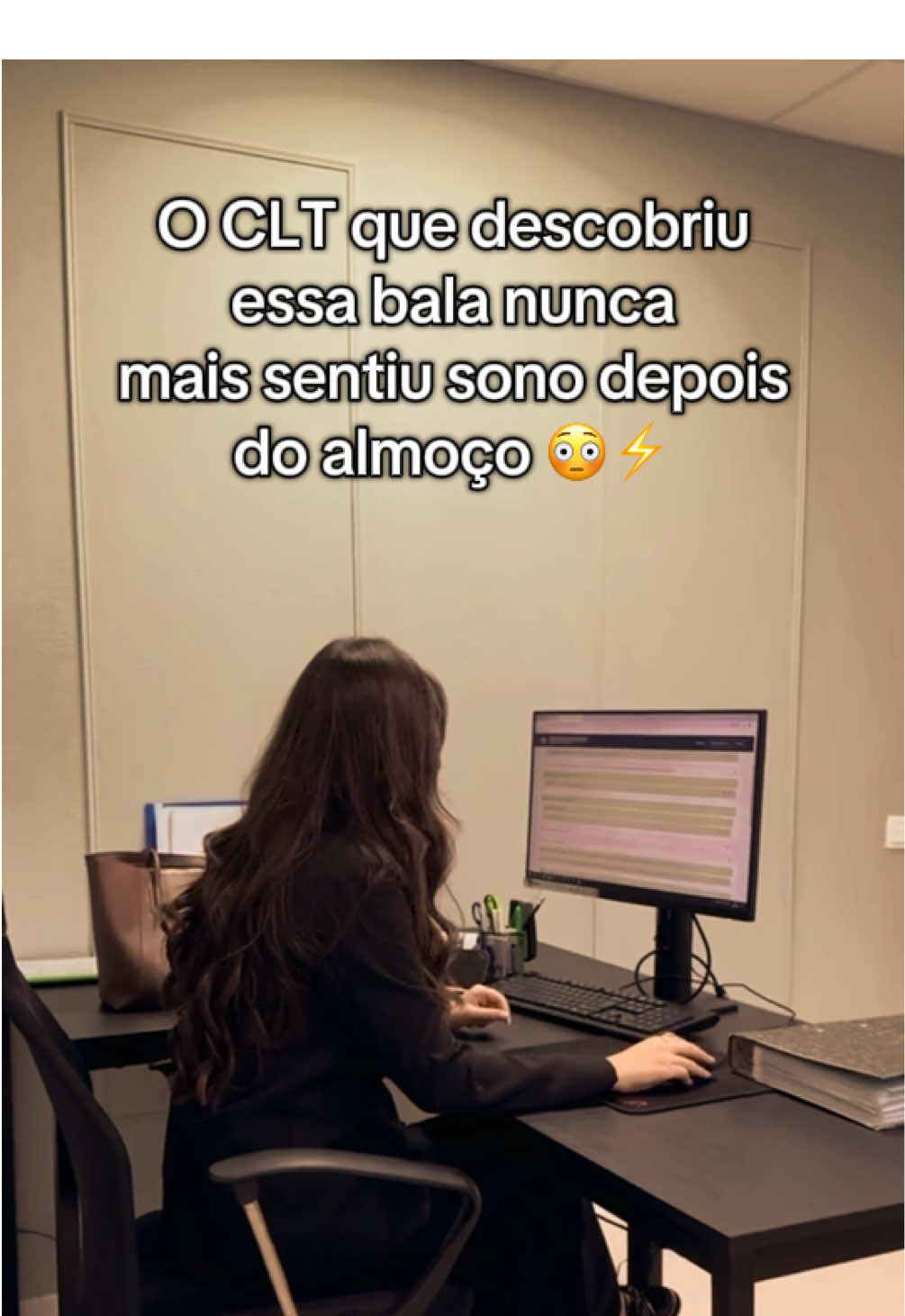 O CLT que descobriu a bala da @Dot’s nunca mais dormiu depois do almoço! ⚡️⚡️#dot #energetico #foco #concentração #clt 