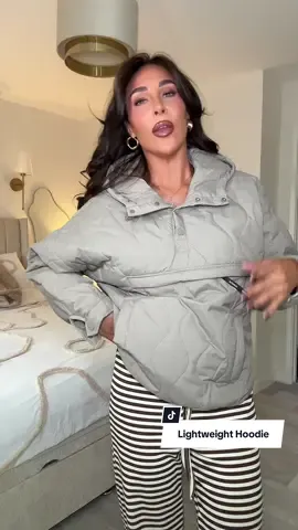This jacket from puff it is a lightweight Hoodie that’s perfect to pack in your suitcase for any winter holidays. You have you can use this jacket to lay it up as it is oversized. It comes in all different colours and is really warm despite being a thin jacket. #wintercoat #winterhoodie #pufferjacket #puffit #puffercoat @PUFFIT.UK 