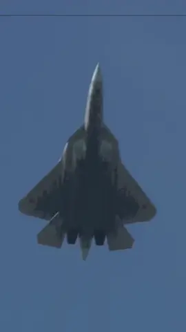 El Sukhoi Su-57. Es un avión de caza monoplaza con dos motores a reacción, de capacidad furtiva, multipropósito y de quinta generación, desarrollado desde el 2002 para misiones de superioridad aérea y ataque por Sukhoi, parte de la Corporación de Aeronaves Unidas. #su57 #fighter #aircraft #Fighterplane  #fighterjet 