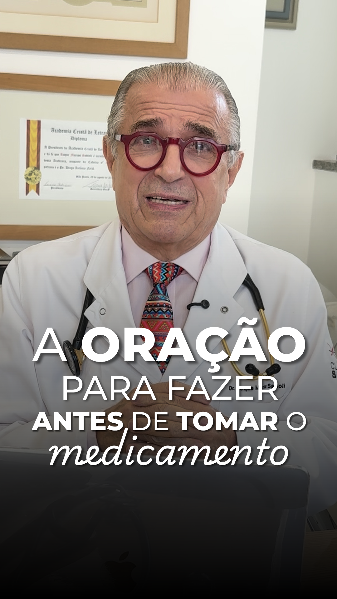 O ato de tomar um medicamento, mais do que uma rotina, pode ser transformado em um momento de entrega e confiança. Antes de ingerir o remédio, convido você a orar: “Senhor, coloco diante de Ti este medicamento que eu vou tomar. Que ele seja instrumento da Tua cura e meu corpo. Peço que seja eficaz no tratamento da minha doença, que não me traga efeitos colaterais indesejados, que esteja sob a proteção da Tua mão poderosa. Abençoa, Senhor, os profissionais de saúde que cuidam de mim. Ilumina cada decisão tomada no meu tratamento. Que com a Tua graça, eu recupere não só a saúde do corpo, mas também a paz da mente e a fortaleza do espírito. Amém.”