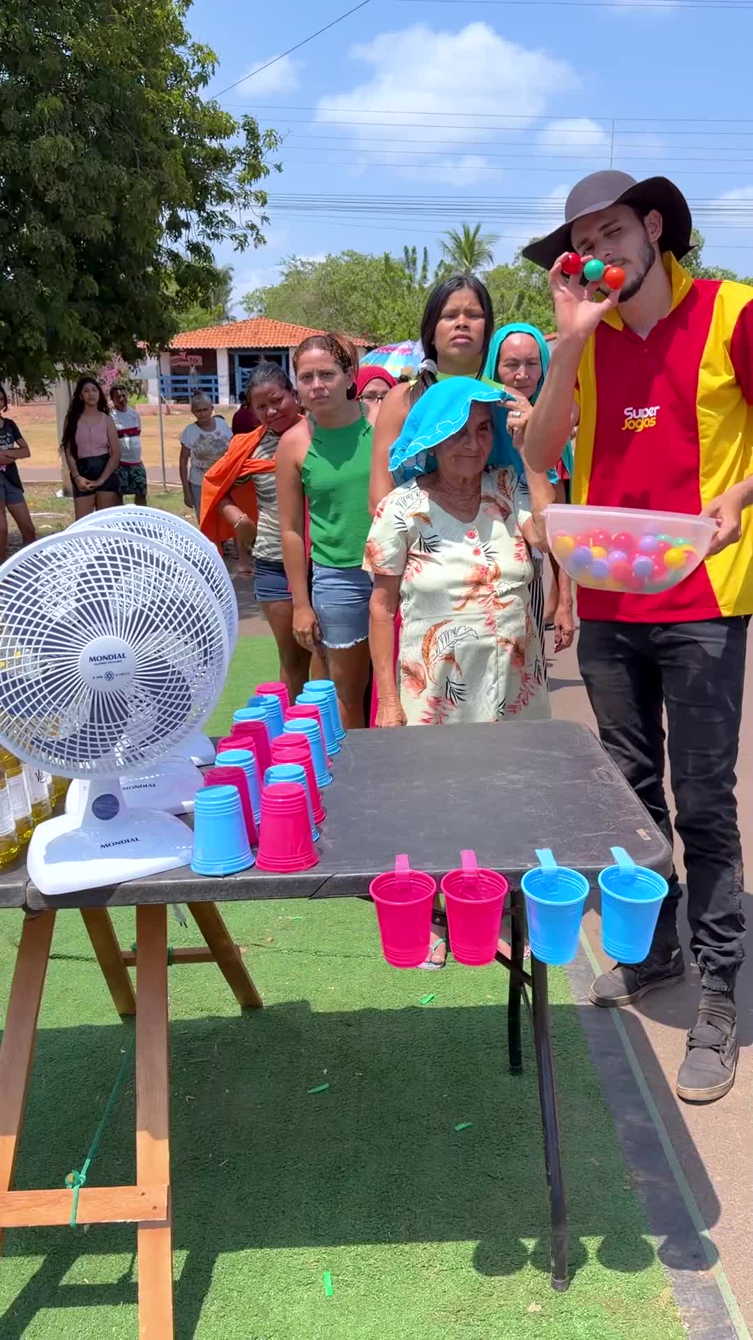 Jogo da Bolinha no Copo: acerte o alvo e ganhe um ventilador ou prêmios em alimentos!