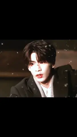 THẾ NÀY MÀ CŨNG GỌI LÀ “DÂN QUỐC” SAO?  Gần đây bộ phim “Giây phút ấy vượt quá giới hạn” của Trương Lăng Hách và Vương Sở Nhiên đóng chính trở thành chủ đề thảo luận sôi nổi của Cnet khi mang tag dân quốc nhưng không hề thấy có cảm giác dân quốc nào được thể hiện ra. Cnet cho rằng tuy diễn viên có lợi thế ngoại hình nhưng từ bối cảnh, phục trang, tạo hình, góc quay đều giống ngôn tình 3 xu và phim ngắn màn hình dọc chứ không hề hợp với thời kì dân quốc. Trang phục sườn xám của Vương Sở Nhiên bị nói là không hề giống thiết kế sườn xám cho phụ nữ thời đó vì xẻ tà quá cao, chất liệu mỏng và quá bó sát làm người xem lầm tưởng là váy body, hoa văn và chất liệu cũng bị chê là quá “hiện đại”. Trương Lăng Hách cũng chung cảnh ngộ khi bị chê đầu tóc, trang phục quá rườm rà, diêm dúa, tạo kiểu tỉ mỉ, nhìn giống đồ cosplay hơn là quân phiệt thời dân quốc, Cnet cho rằng Trương Lăng Hách tuy đẹp trai nhưng quá gầy mảnh và thư sinh chứ không mang nét rắn rỏi, nam tính để phù hợp với hình tượng quân đội.  Bên cạnh đó Cnet cũng đưa ra một số bộ phim lấy bối cảnh dân quốc để so sánh. #phimtrungquoc #truonglanghach #vuongsonhien #xuhuong #cdrama 