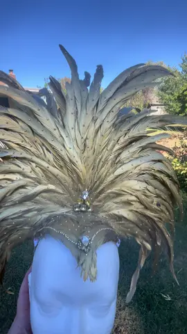 Don’t mind that gigantic fly and bee swarming my Showgirl headpiece 😵‍💫🤩 oh how she glimmers in the sunshine! #kyndrajade #showgirl #halloweencostume 