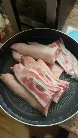 Cooking pig feet fried chicken and Black Eyed Peas come cook with me guys #pigfeet #friedchicken 