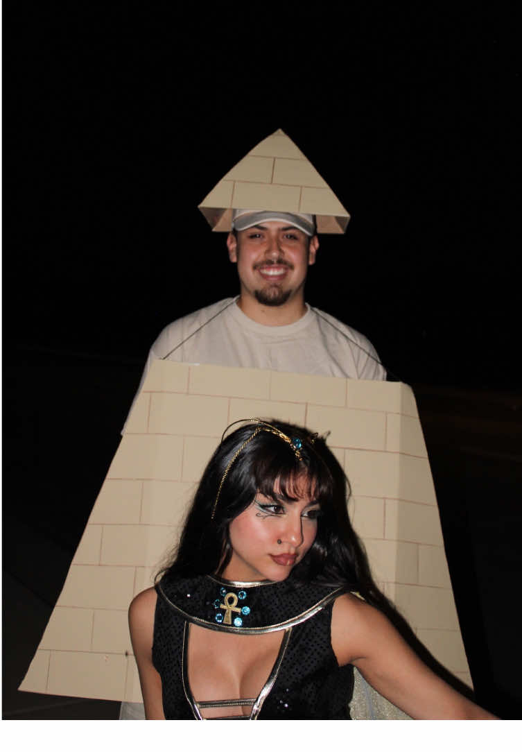 what would cleopatra do without her pyramid? our best couple costume yet! after years of wanting to make it happen✨👩🏻‍❤️‍💋‍👨🏻 #couplestiktok #couplecostumes #couple #couplecomedy #halloween 