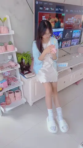 雨终于停了，阳光和煦，但寒冷仍在继续。我在诚实中決择着关于面对喧器世界的柔情