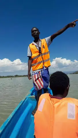 From the breathtaking heights of Tugen Hills to the serene waters of Lake Baringo – the largest freshwater lake in the Kenyan Rift Valley 🌍🚤. Our boat safari came alive with incredible stories from our local guide. Nature, culture, and pure adventure in perfect harmony! 💬 Have you visited Lake Baringo or know an interesting fact about it? Share it in the comments — let’s learn together! 👥 Tag someone you’d love to explore this with! 🌿 Follow for more real Kenyan adventures that inspire eco-conscious travel. #ZaniraTours #LakeBaringo #TugenHills #TravelKenya #EcoTravel 