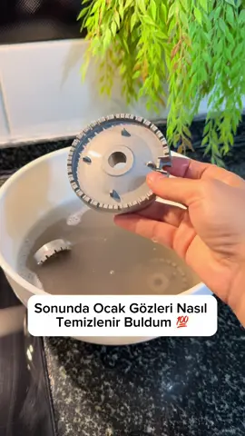 Bu yöntemle ocak gözleri pırıl pırıl oluyor⬇️⬇️⬇️ Malzemeler  1 yemek kaşığı limon Tuzu  1 paket kabartma tozu  1 paket maya  1 adet bulaşık tableti  Kaynar su  Bekletin iyice ovduktan sonra durulayın. Videoyu beğenmeyi, Kaydetmeyi ve bilmesini istediğiniz kişilerle paylaşmayı unutmayın 👍🏻‼️ Daha pratik ve önemli bilgiler için beni takip etmeyi unutmayın 🫶#pratikbilgiler 
