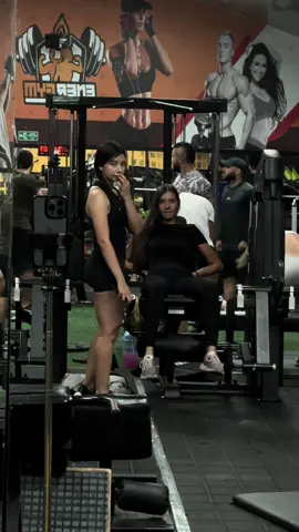 Hombro sin hacer caras no es hacer hombro#gym #GymTok #fyp 