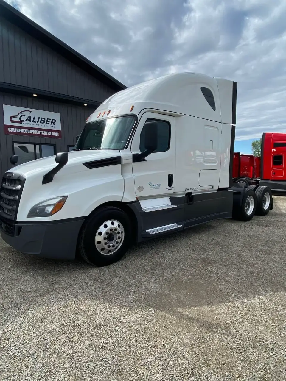 • 2018 Freightliner Cascadia 🛞 • Low Engine Hours🔥 • New Duals Tires and Wheels🔥 • New Disc Brakes🔥 • Upgraded LED Lights and Seat🔥 • 589K Miles ✅ • 3 Month Warranty Included💪 • $41,995 ✅ • Financing Available💲 #trucks #truck #truckstoptiger #trucker #tranding 