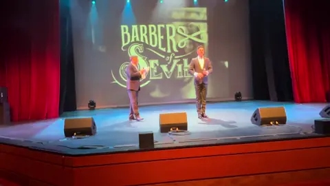 Yall I can’t🤣🤣 @SFS Fan_09 @Ron Sharpe @Aidan Sharpe @SFS Edit House! @Sharpe Family Singers @Connorsharpeofficial @Logansharpe @Samantha Sharpe @Opera Daddy @barbrasharpe #foryou #sharpefamilysingers #makethisviral #viral #ronnerup 