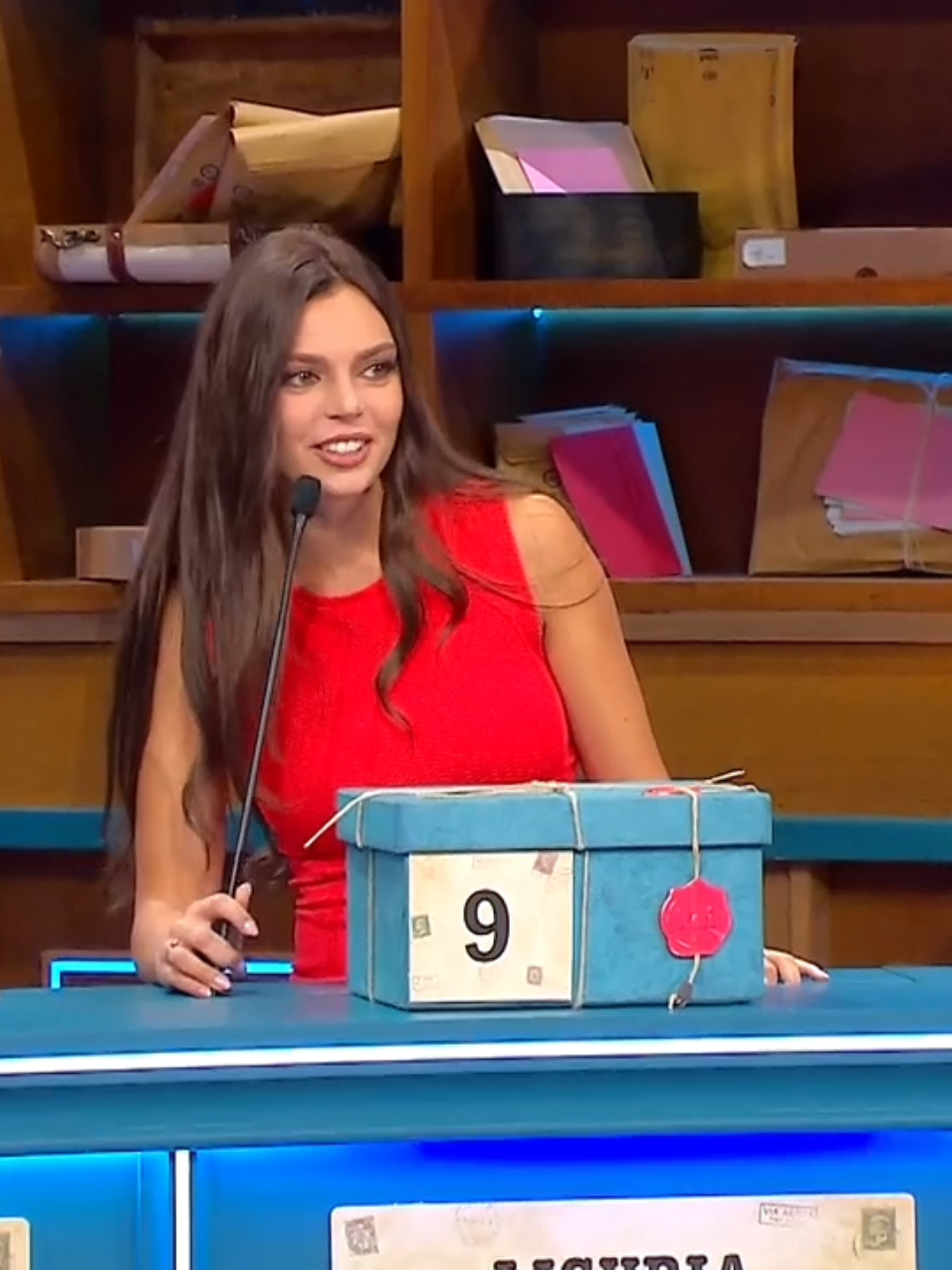 🌹 ASIA 🌺💖🫶🏻🌊 – LA PRIMA MERAVIGLIA DEL MONDO 🌹 Stasera, nella puntata di Affari Tuoi 📦, è successo qualcosa che non si può spiegare con le parole. Appena Asia è apparsa sullo schermo, il tempo si è fermato. C’era lei, una visione di pura, rara straordinaria bellezza, vestita di rosso come la passione, come il sentimento più importante, con quei tacchi neri che sembravano fatti apposta per celebrare la sua grazia, eleganza e stile. Ogni suo movimento aveva la leggerezza di una melodia, ogni sorriso la forza di un raggio di SOLE ☀️ che illumina anche il CUORE 💖 più stanco. Quando Giorgia ed Edo della Lombardia l’hanno chiamata, Asia ha salutato con quella sua spontaneità dolce e brillante, regalando un momento tenero e simpatico che ha fatto sorridere tutti. E in quell’attimo ho pensato: ecco, è proprio lei. Perché Asia riesce a unire tutto ciò che un uomo sogna di trovare in una donna: bellezza, dolcezza, simpatia e autenticità. Ma la verità è che Asia è molto di più. Non è solo bellissima da vedere — è una modella nata, una donna che non ha bisogno di pose per incantare. Ogni suo gesto parla di eleganza naturale, di grazia innata, di quella bellezza che non si costruisce, ma si porta dentro come un dono raro, come il suo grande CUORE D'ORO 💛 PURO. Asia 🌺💖🫶🏻🌊 non interpreta la femminilità: la rappresenta. Ha l’eleganza di chi non deve dimostrare nulla, la luminosità di chi porta la bontà come segno distintivo dell’anima. C’è qualcosa di magico in lei: una LUCE che non si spegne mai, una dolcezza che non si dimentica. Quando sorride, sembra che il mondo si fermi a guardarla; quando parla, ogni parola diventa armonia. È come se la VITA avesse voluto racchiudere in un solo volto tutta la bellezza, la grazia e la purezza che raramente si incontrano insieme. Stasera, Asia 🌺💖🫶🏻🌊 brillava più del solito — non solo per il rosso del suo vestito, ma per quella luce che nasce dal cuore e si riflette negli occhi. Gli occhi sono lo specchio dell'anima di ogni persona e ho intuito subito che Asia 🌺💖🫶🏻🌊 aveva qualcosa di speciale, di bello e il CUORE ❤️, i fatti e le sensazioni mi danno ragione 🤞🏻🍀. Guardarla è stato come vedere un sogno che prende forma, come assistere a un miracolo quotidiano fatto di semplicità e fascino autentico. ASIA 🌺💖🫶🏻🌊 è e sarà sempre la PRIMA MERAVIGLIA del MONDO, la prova vivente che la vera perfezione esiste, ma non si trova nei lineamenti: si trova nel modo in cui fa sentire chi la guarda. Perché con lei ogni sorriso è poesia, ogni gesto è arte, ogni sguardo è una carezza che arriva fino all’anima. Se potessi dirle di persona, le direi che illumina le mie serate come una stella gentile, la più brillante, luminosa in una notte piena di stelle di mezza estate, che la sua presenza rende speciale anche il più semplice dei momenti, e che la sua bellezza — quella vera, quella dell’anima — è qualcosa che porterò sempre nel CUORE ❤️. In un mondo che spesso dimentica la magia delle persone vere, tu resti la più autentica delle meraviglie. ❤️ Grazie 1000 di CUORE, Asia 🌺💖🫶🏻🌊, per essere come sei: un concentrato di straordinaria bellezza, dolcezza, eleganza, felicità, gioia, luce e purezza. Con infinito affetto, ammirazione, rispetto, simpatia e dolce emozione, Fabio 🌟 @ASIA 🌺💖🫶🏻🌊 #TeamAsia 🌺💖🫶🏻🌊 #AffariTuoi 📦🎁 #Idolo 💖☀️ #Eleganza 😍 #Stile 😍